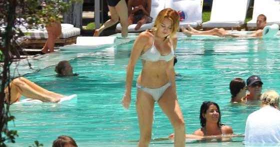 Miley cyrus inn bikini Poniendo a la Jeny fina filipina